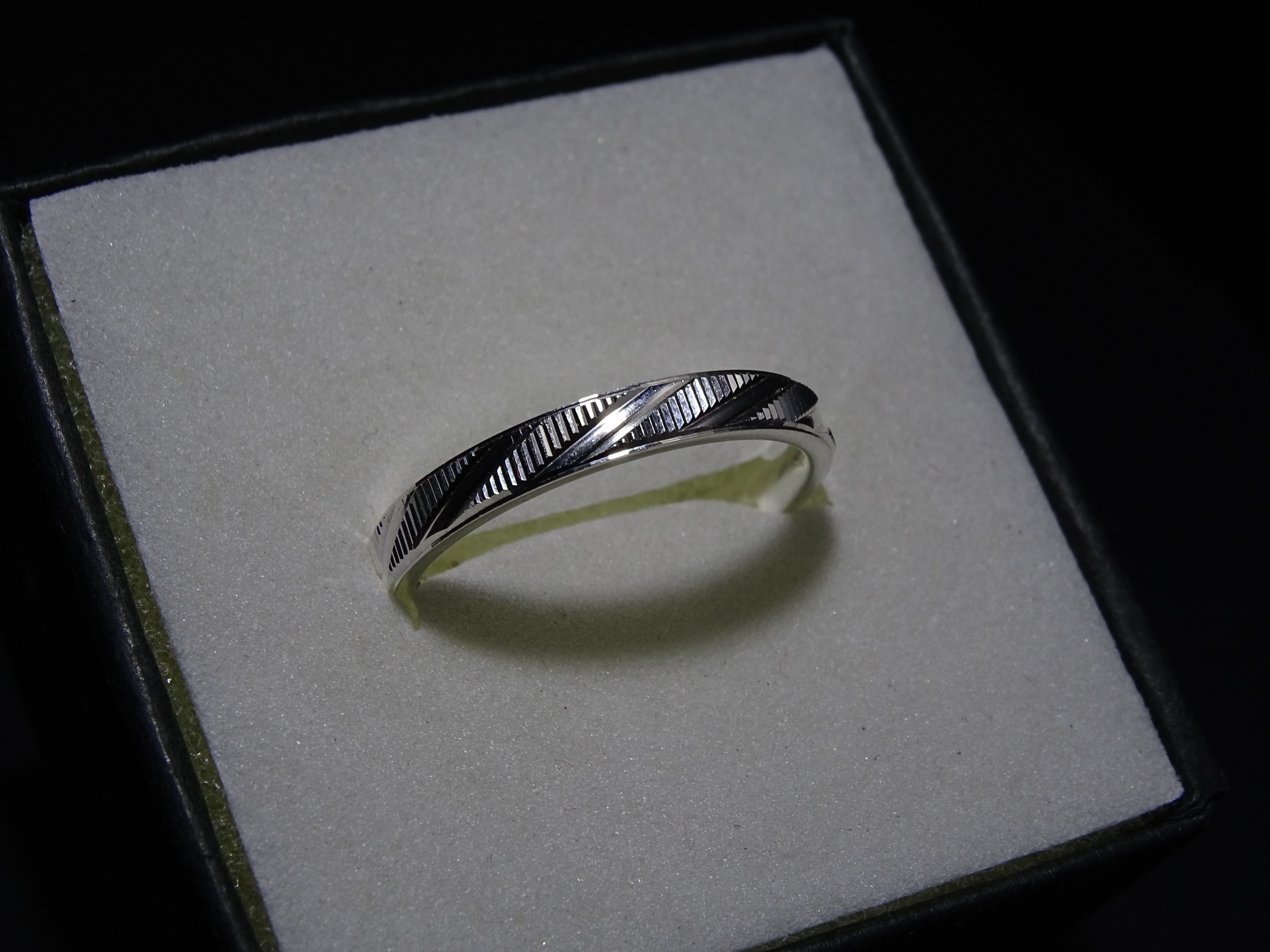 Anillo con Diseño de Cortes Plata 925